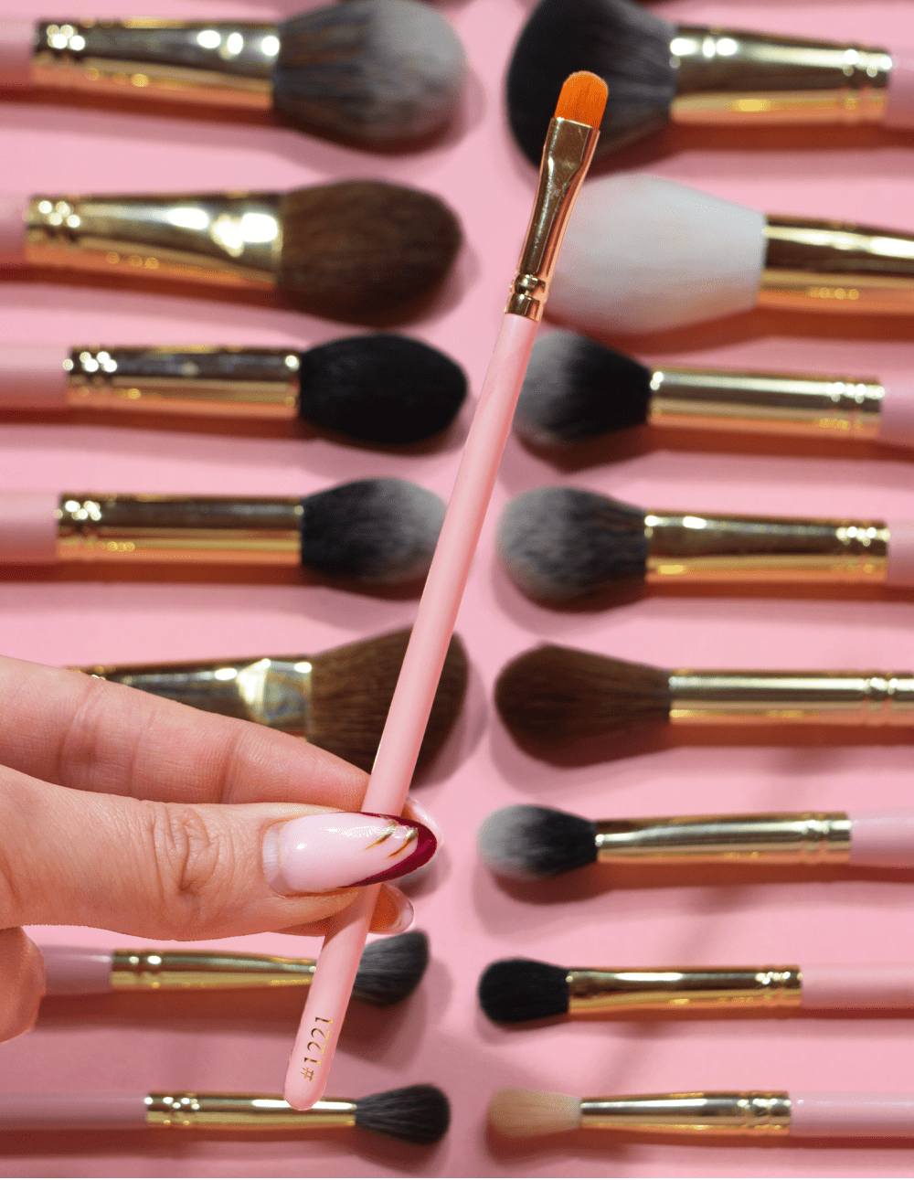 P louise #1221 Detail Flat Swiper Brush